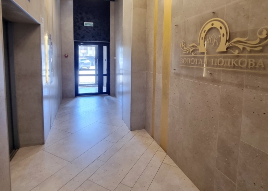 Это 22-этажный монолитно-кирпичный комплекс комфорт-класса, состоящий из трёх секций. <br /><br />​​​​​Предлагаемая квартира общей площадью 62 кв.м располагается на 12 этаже, ее отличает удобная планировка и высокие потолки.<br /><br />Эта квартира отличается не только своим расположением на одном из верхних этажей дома, но и современным ремонтом. Вам не придется тратить время и силы на обновление интерьера, так как мебель уже есть и останется для Вас.<br /><br />Просторная, наполненная светом гостиная совмещенная с кухней, что создает атмосферу отдыха и комфорта;<br />Уютная спальная комната выполнена в спокойных тонах и оснащена вместительной гардеробной.<br />Функциональная прихожая с установленным шкафом-купе и великолепный санузел.