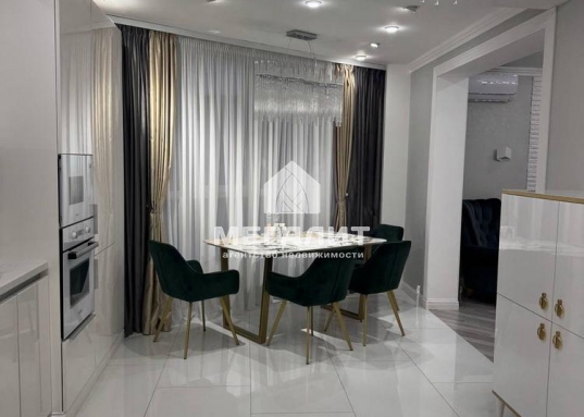 Адрес: ул. Победы пр-кт, дом 139Ак1, Количество комнат: 3, Общая площадь: 98 м<sup>2</sup>, Жилая площадь: 57 м<sup>2</sup>, Площадь кухни: 14 м<sup>2</sup>, Этаж: 15/18, Тип дома: Кирпичный, Район: Советский