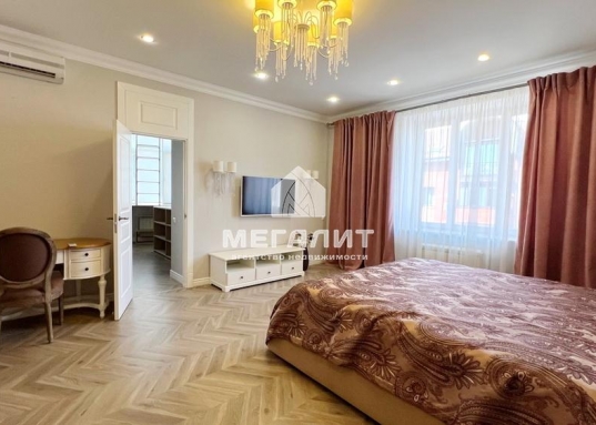 Удобная планировка:
- кухня-столовая 20 кв.м., со встроенным кухонным гарнитуром, оборудованным всей необходимой бытовой техникой,
- просторная гостиная 50 кв.м.
- 3 изолированные спальни с гардеробной системой,
- 2 санузла в кафеле, с ванной и душевой,
- большая теплая лоджия с системой хранения вещей

В квартире установлены: кондиционеры в каждой комнате, система очистки воды, индивидуальное отопление, входная дверь повышенной взломоустойчивости, домофон, интернет, кабельное ТВ.