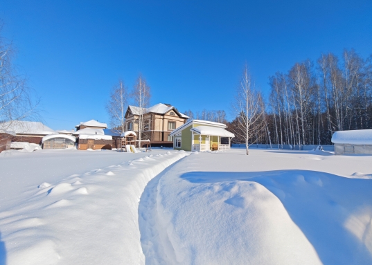 блок<br />- Теплица </em></strong><ul><li>размеры 5м. * 6м.</li></ul><strong><em>- Детская площадка<br />- Плодово-ягодные кустарники и деревья ( малина, смородина, вишня и мн.др.)<br />- Газон и дорожки</em></strong><br /><strong><em>- автополив на весь участок</em></strong><br /><br />Это уголок тишины и покоя, укромное убежище от городской суеты и шума машин.<br />Земля дышит здоровьем и свежестью.