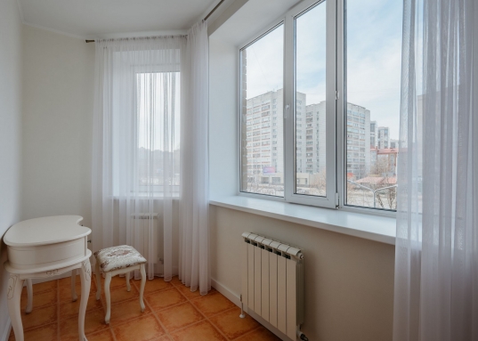 А отсутствие пробок в этом направлении является весомым преимуществом (10 мин до центра Казани). <br />Эко парк "Харовое озеро" прямо у дома - живописный уголок природы в самом сердце Казани.