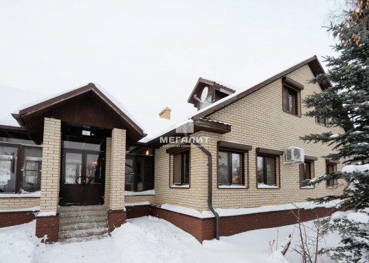 Матюшино прямо на берегу матушки Волги Вы найдете то, о чем мечтали!<br /><br />Дом построен в 2006 году, есть баня, гараж, теплица, летняя кухня с зоной барбекю, выполнено полное благоустройство участка: брусчатка, большое количество декоративных и плодовых деревьев: сосны, ели, кедры, разнообразие можжевельников и туй, яблони, груши, вишни, 6 сортов винограда и многое другое будут радовать Вас каждое лето!<br /><br /><strong><span style="text-decoration:underline;">О доме:</span></strong><br /><br />Год постройки: 2006<br />Площадь 200,6 м2<br />Материал стен: кирпич<br />Фундамент: блочный<br />Количество этажей: 2<br />Количество спален: 5<br />Коммуникации: отопление: индивидуальный газовый котел с насосом, электричество: 380 Вольт, вода: артезианская скважина.<br />Внутренняя отделка: различные сорта древесины - лиственница, сосна, дуб и тд.<br /><br />Дом полностью экологичен, каким и должен быть качественный дом для жизни на природе!<br />Великолепные видовые характеристики в любое время года: летом - бескрайние просторы Волги и щебет птиц, зимой - настоящая Новогодняя сказка!<br /><br /><strong><span style="text-decoration:underline;"> Об участке:</span></strong><br /><br />Площадь участка: 16,27 сот.<br />Участок расположен в 300 метрах от берега Волги.