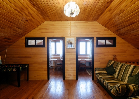 Матюшино прямо на берегу матушки Волги Вы найдете то, о чем мечтали!<br /><br />Дом построен в 2006 году, есть баня, гараж, теплица, летняя кухня с зоной барбекю, выполнено полное благоустройство участка: брусчатка, большое количество декоративных и плодовых деревьев: сосны, ели, кедры, разнообразие можжевельников и туй, яблони, груши, вишни, 6 сортов винограда и многое другое будут радовать Вас каждое лето!<br /><br /><strong><span style="text-decoration:underline;">О доме:</span></strong><br /><br />Год постройки: 2006<br />Площадь 200,6 м2<br />Материал стен: кирпич<br />Фундамент: блочный<br />Количество этажей: 2<br />Количество спален: 5<br />Коммуникации: отопление: индивидуальный газовый котел с насосом, электричество: 380 Вольт, вода: артезианская скважина.<br />Внутренняя отделка: различные сорта древесины - лиственница, сосна, дуб и тд.<br /><br />Дом полностью экологичен, каким и должен быть качественный дом для жизни на природе!<br />Великолепные видовые характеристики в любое время года: летом - бескрайние просторы Волги и щебет птиц, зимой - настоящая Новогодняя сказка!<br /><br /><strong><span style="text-decoration:underline;"> Об участке:</span></strong><br /><br />Площадь участка: 16,27 сот.<br />Участок расположен в 300 метрах от берега Волги.