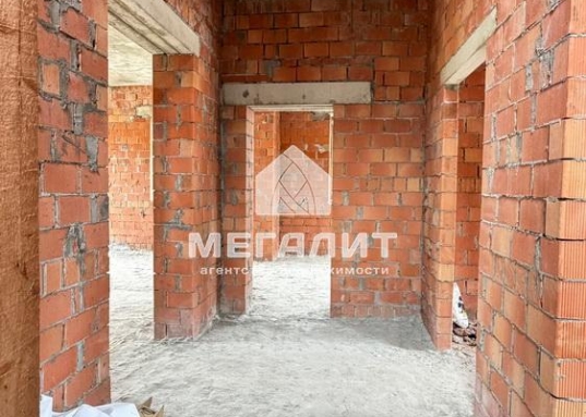 В него без труда поместится даже габаритный внедорожник, микроавтобус или прицеп.