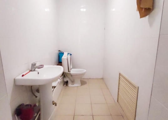 Имеется 3 входных группы: центральный - со стороны дороги и 2 запасных - с бокового и заднего фасадов здания.<br /><br />Помещение идеально подходит по торговлю: удобная планировка (просторный торговый зал 113 кв.м.), хорошая обзорность, место под вывеску.