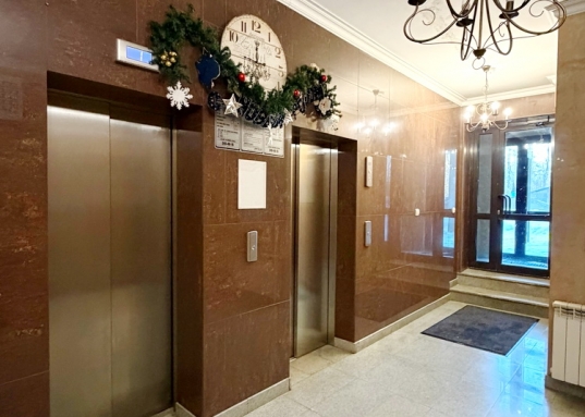 Прекрасная инфраструктура, круглосуточная охрана, хорошая обустроенная детская площадка, видео-наблюдение дома, достойное социальное окружение.