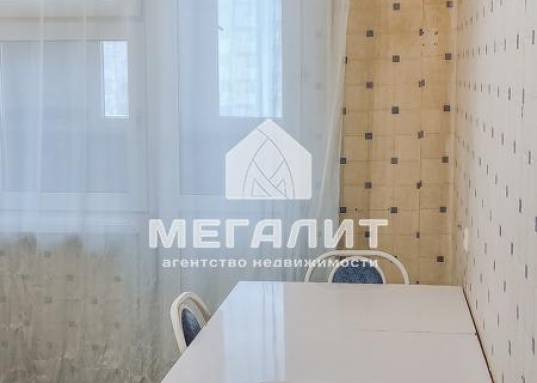 Продается 1-комнатная квартира на 5-ом этаже по ул. Абсалямова д. 28 (Ново-Савиновский район).<br /><br /><strong><em>О преимуществах квартиры:</em></strong><br />- не угловая, вид из окна на бульвар «Белые цветы»<br />- общая площадь квартиры 34,8 кв.м, без лоджии 33,7 кв.м<br />- кухня правильной формы 9,1 кв.м с выходом на застекленную лоджию<br />- совмещенный санузел 3,1 кв.м<br />- в прихожей имеется удобное место для гардеробного шкафа<br />- просторный закрытый тамбур на 3 квартиры<br />- в квартире все остается<br />- ремонт можно сделать по своему вкусу<br /><br /><em><strong>О доме и инфраструктуре:</strong></em><br />- дом с идеально чистым подъездом и новой входной группой<br />- 2001 года постройки<br />- новый лифт<br />- благоустроенный двор с детской площадкой<br />- рядом детские сады и престижные школы<br />- парки и скверы для прогулок и отдыха<br />- до метро «Козья Слобода» 12 минут пешком<br />- до остановок общественного транспорта 5 минут пешком<br />- рядом ТЦ Парк Хаус, Парк Победы, ТЦ Тандем, набережная Казанки, Чаша, Лемана Про, Татнефть арена, РК Ривьера – все в шаговой доступности<br /><br /><em><strong>О документах:</strong></em><br />- 1 взрослый собственник<br />- без занижений и обременений<br />- проходит по ипотеке<br />- чистая продажа<br /><br />Рядом расположены улицы: Чистопольская, Мусина, Меридианная, Четаева, Сибгата Хакима, Ямашева, Амирхана.<br /><strong>Звоните, покажем в удобное для Вас время.</strong><br /><br /><em><strong>С уважением, ваш гид в мире недвижимости, Эльмира Шайдуллина.<br />АН «МЕГАЛИТ» основано в 2004 году.