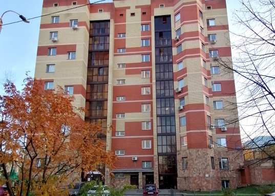 Полы- ламинат, санузел в кафеле, выделена зона спальни.