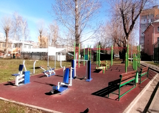 В 10 минутах две станции метро: Станция «Горки» по ул. Рихарда Зорге и станция  «Аметьево».