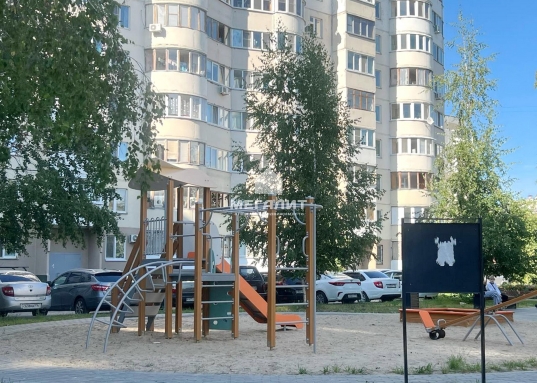 В 10 минутах ходьбы станция метро "Козья Слобода!<br /><br /><em><strong>О квартире:</strong></em><br />-площадь квартиры 55 кв.м<br />- комнаты 18 и 12 кв.м.<br />- кухня 9,5 кв.м<br />- большая лоджия <br />- в квартире хороший ремонт, из мебели- кухонный гарнитур с встроенной техникой, кондиционер, холодильник, диван, шкаф-купе, шкаф в гостиной, стенка, кровать 2-спальная, шкаф в спальне.<br />- раздельный сан.узел в кафеле<br /><br /><br /><em><strong>О доме:</strong></em><br />- выгодное удобное расположение дома<br />- идеально чистый подъезд<br />- детская площадка и благоустроенная территория<br /><br /><strong><em>Инфраструктура:</em></strong><br /><br />Развитая инфраструктура, рядом детские сады и школы, магазины, остановка общественного транспорта, метро<br /><br />Рядом улицы: Чистопольская, Ямашева, Мусина, Четаева, Бондаренко, Абсалямова, Сибгата Хакима, Чуйкова, Короленко.<br />Звоните, договоримся о встрече и покажем в удобное для Вас время.<br /><br /><br /><strong>АН «МЕГАЛИТ» основано в 2004 году.