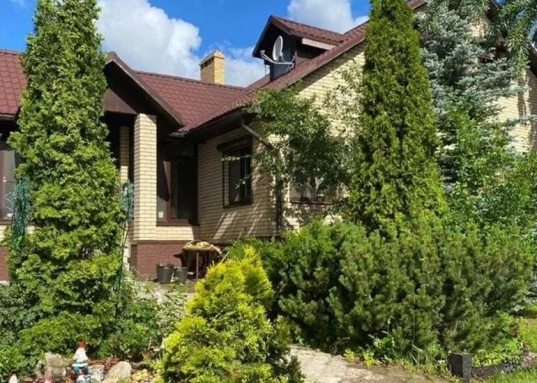 Организован спуск на воду для катера.<br />В 100 метрах от дома благоустроен родник с вкуснейшей водой, сразу за которым можно прогуляться по лесу.<br /><br /><br /><span style="text-decoration:underline;"><strong>Юридические аспекты:</strong></span><br /><br />Единственный собственник, без залогов и обременений.<br />Все документ готовы для сделки, а дом - для новоселья!<br />​​​​​​​Возможен обмен, торг.<br /><br />​​​​​<br /><br /><em>Приобретая этот дом, Вы приобретаете не просто стены - Вы получаете стиль жизни, наполненный умиротворением, гармонией и счастливым временем, проведенным с близкими людьми.</em><br /><br />Рядом находятся: Верхний Услон, Нижний Услон, Ключищи, Печищи, Моркваши, Октябрьский, Никольское<br /><br /><p><strong>С уважением, ваш гид в мире недвижимости, Шахимарданова Гузель.</strong></p><p><strong>АН «МЕГАЛИТ» основано в 2004 году.