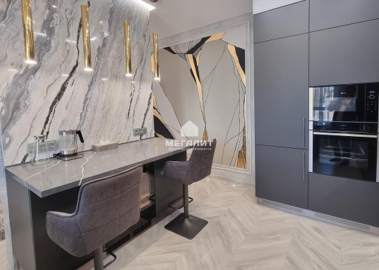 Предусмотрена служба консьерж-сервис.<br />​​​​​​​<br />Кроме того, имеется подземный паркинг - решение вечного вопроса с парковкой (за дополнительную плату можно приобрести 3 машино-места).<br />​​​​​​​<br />Предлагаемая квартира общей площадью 93 кв.м располагается на 5 этаже 6-ти этажного дома, ее отличает удобная планировка и высокие потолки.<br /><br />Просторная, наполненная светом гостиная, большая кухня-столовая, вместительная прихожая и два великолепных санузла.