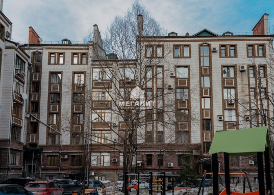 Адрес: ул. Мулланура Вахитова, дом 8, Количество комнат: 4, Общая площадь: 131.5 м<sup>2</sup>, Жилая площадь: 80 м<sup>2</sup>, Площадь кухни: 18 м<sup>2</sup>, Этаж: 2/5, Тип дома: Кирпичный, Район: Кировский