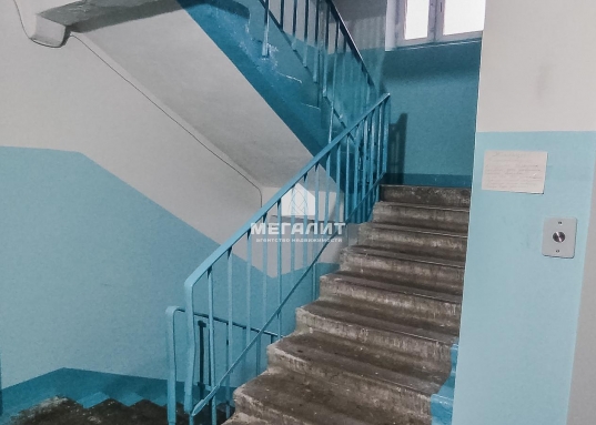 Есть 2 дивана, 2 рабочих места.