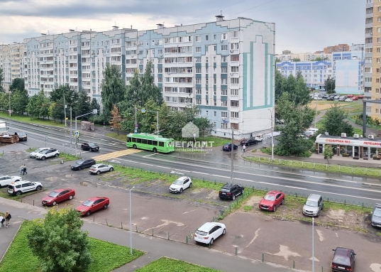 Сдается 2-х комнатная квартира улучшенной планировки 65 кв. м. по адресу: Советский район, Академика Глушко 22Г (Азино).<br /><br />Квapтира с рeмонтом и мебелью. <br /><br />МЫ ПРОВЕРИЛИ КВАРТИРУ ,ЧТО В НЕЙ ВСЁ ХОРОШО,СОБСТВЕННИК НАДЁЖНЫЙ.<br /><br />ФОТОГРАФИИ НАСТОЯЩИЕ- МЫ ИХ СДЕЛАЛИ САМИ.<br /><br />Удачная планировка, а именно:<br />-кухня-столовая 15,3 кв.м. c установленным кухонным гарнитуром;<br />-просторная и светлая гостиная с выходом на застекленную лоджию;<br />-спальня  также с выходом на застекленную лоджию;<br />-удобный широкий холл c установленным шкафом-купе;<br />-раздельный санузел (ванная 7,1 кв.м.!);<br />просторный тамбур на 2 квартиры;<br />-пластиковые окна везде, входная современная металлическая дверь, полы ламинат, чистый подъезд.<br /><br />Великолепная транспортная развязка, развитая инфраструктура, самый центр Советского района.