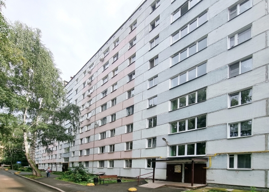 В зале шкаф и новый диван-кровать.